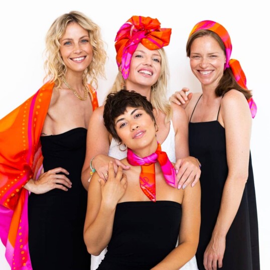 apaszka jedwabna Spadiora "Nazywaj ją jak chcesz" Marta i dziewczyny