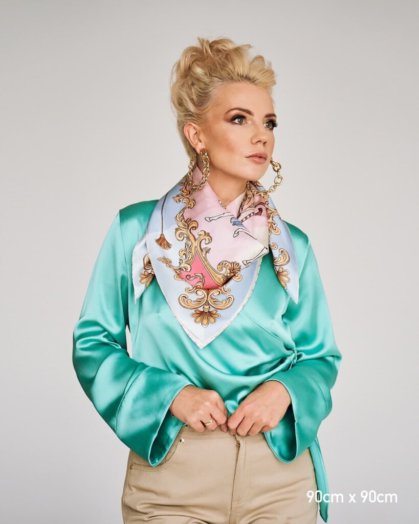 jedwabna apaszka spadiora królewski błękit karuzela