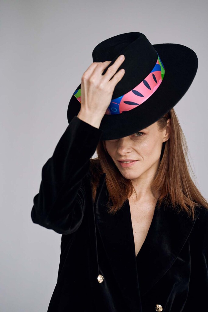 kapelusz bando czarny damski z jedwabną szarfa Spadiora