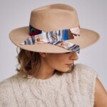 beżowy kapelusz damski z jedwabną szarfa bando Spadiora