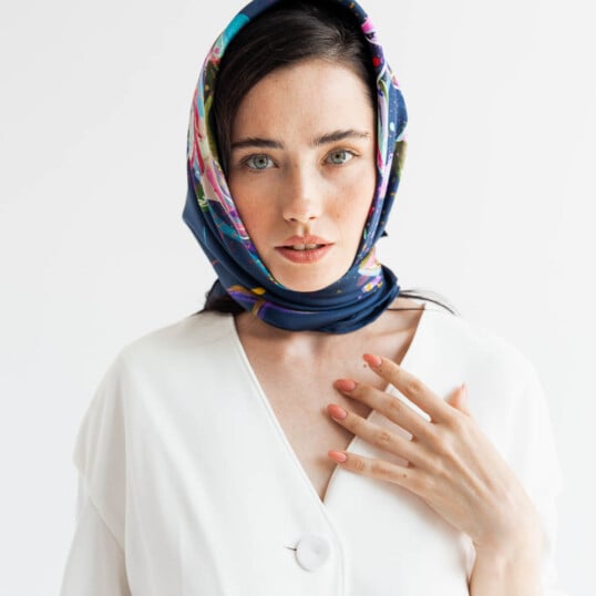 apaszka jedwabna dwustronna konik mazurski granat spadiora 2