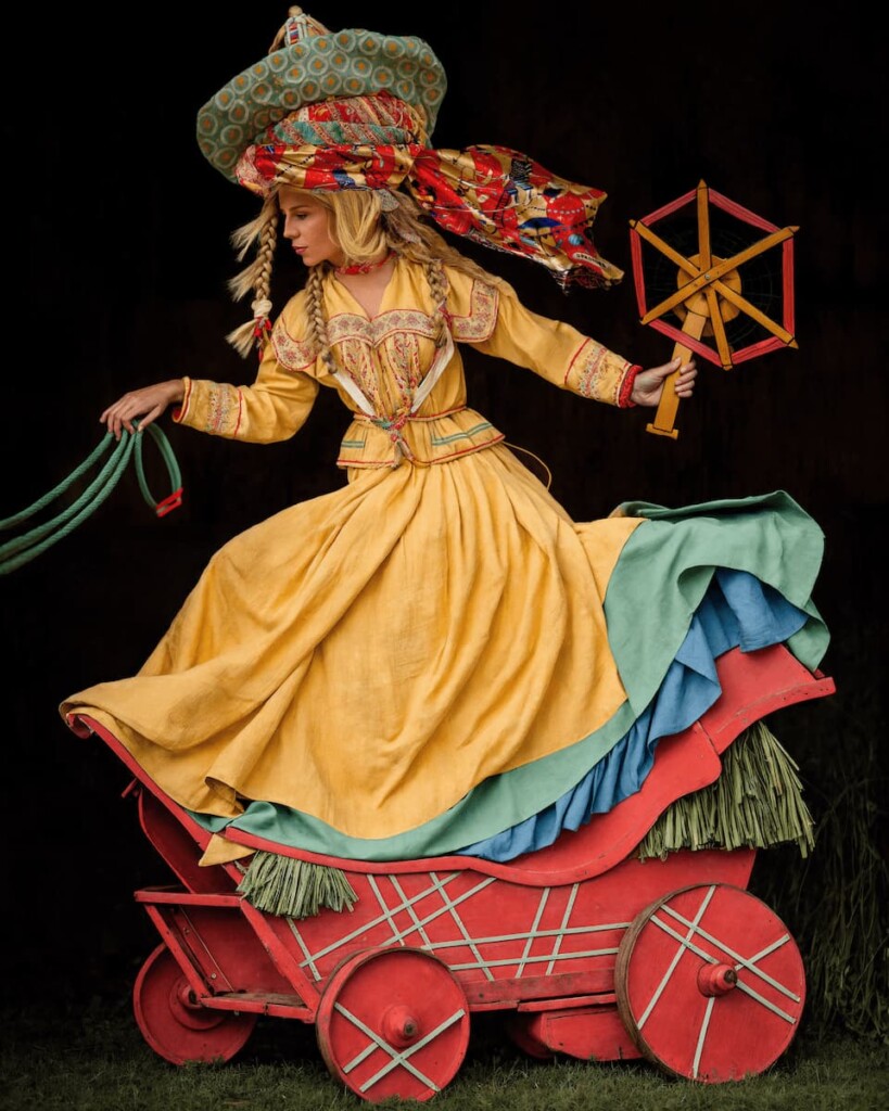 apaszka jedwabna cyrk spadiora zofia stryjenska pory roku listopad grudzien