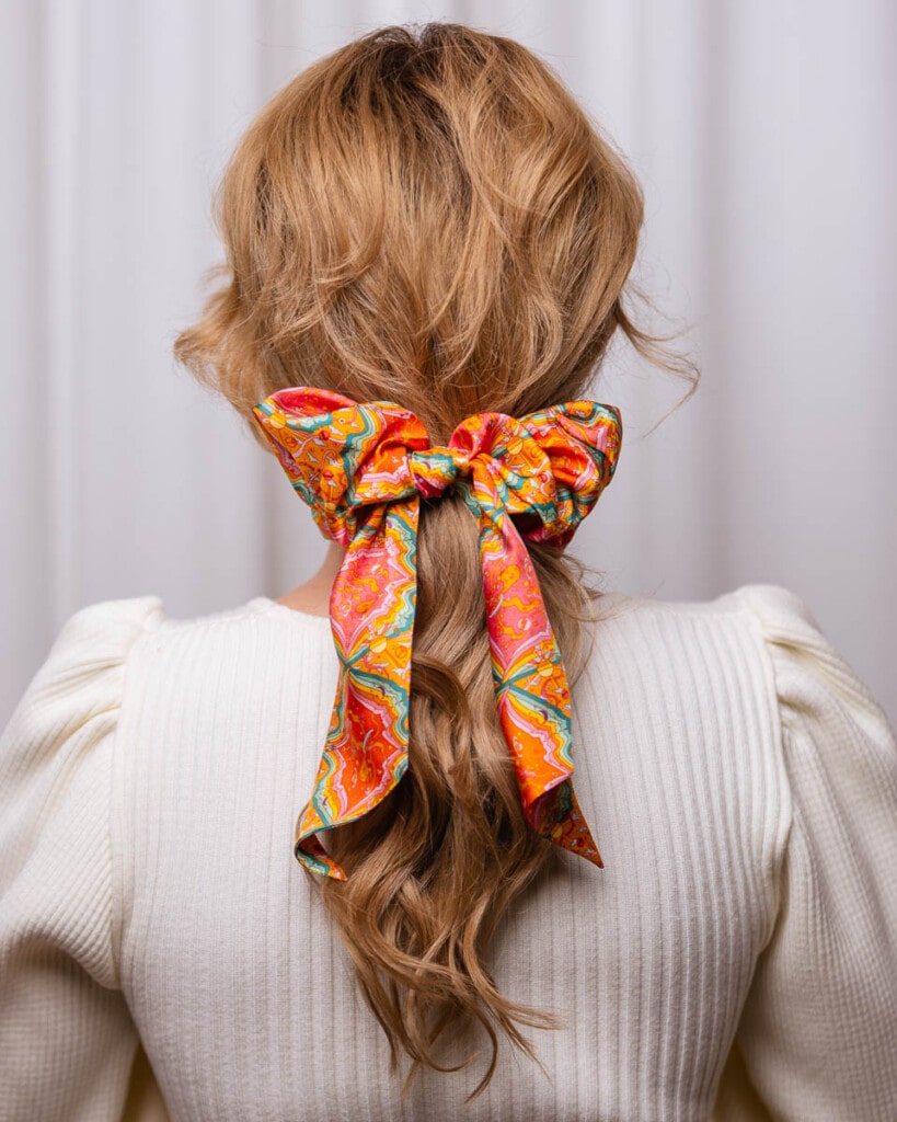 gumka scrunchie z szarfa usta spadiora 1