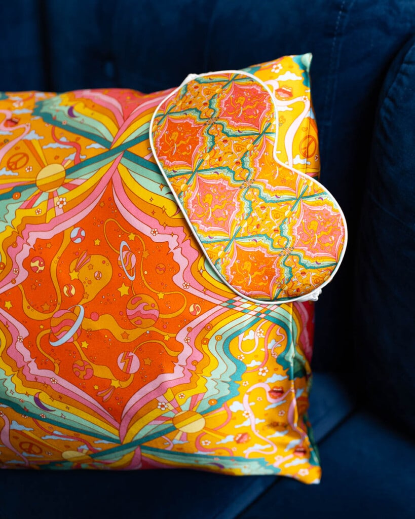 jedwabna poszewka na poduszke jedwabna opaska na oczy usta spadiora 1