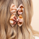 zestaw dwoch spinek do wlosow z jedwabnymi kokardkami arko kamuflaz spadiora 2