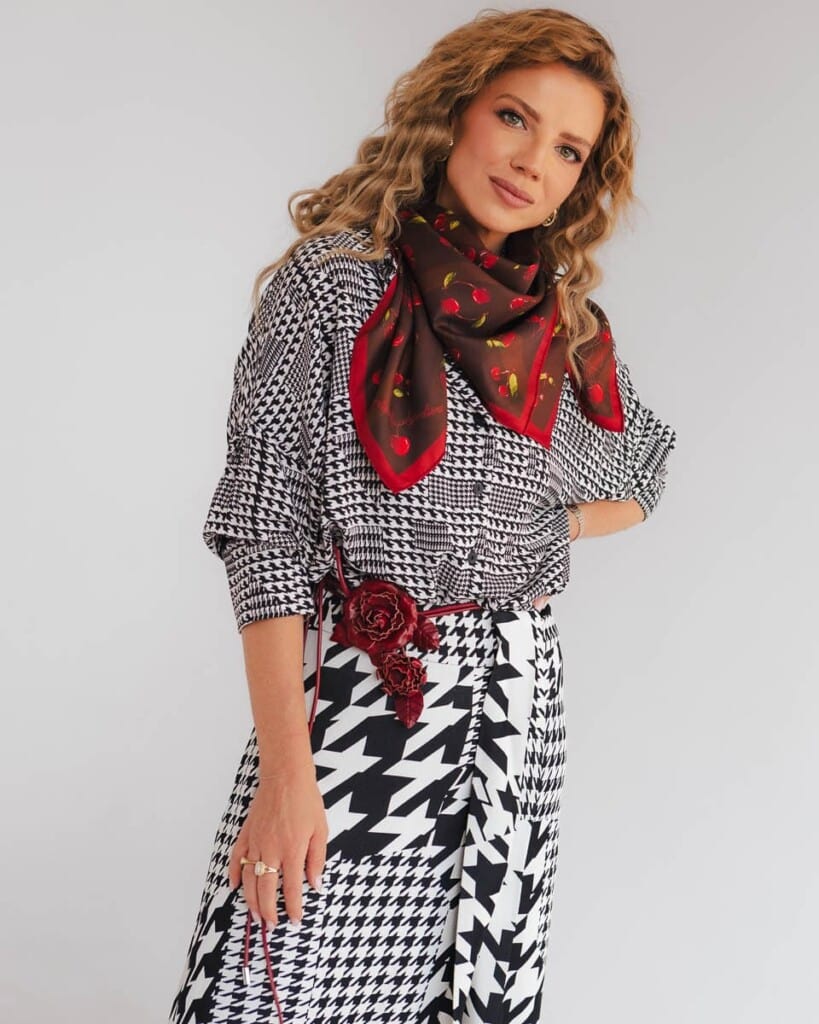 apaszka jedwabna dwustronna wisnie spadiora 37