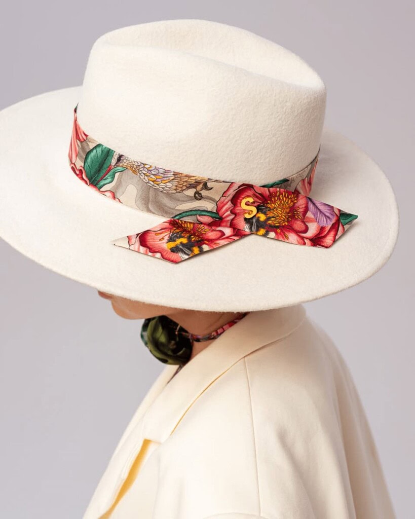 kapelusz damski z jedwabna szarfa bialy spadiora