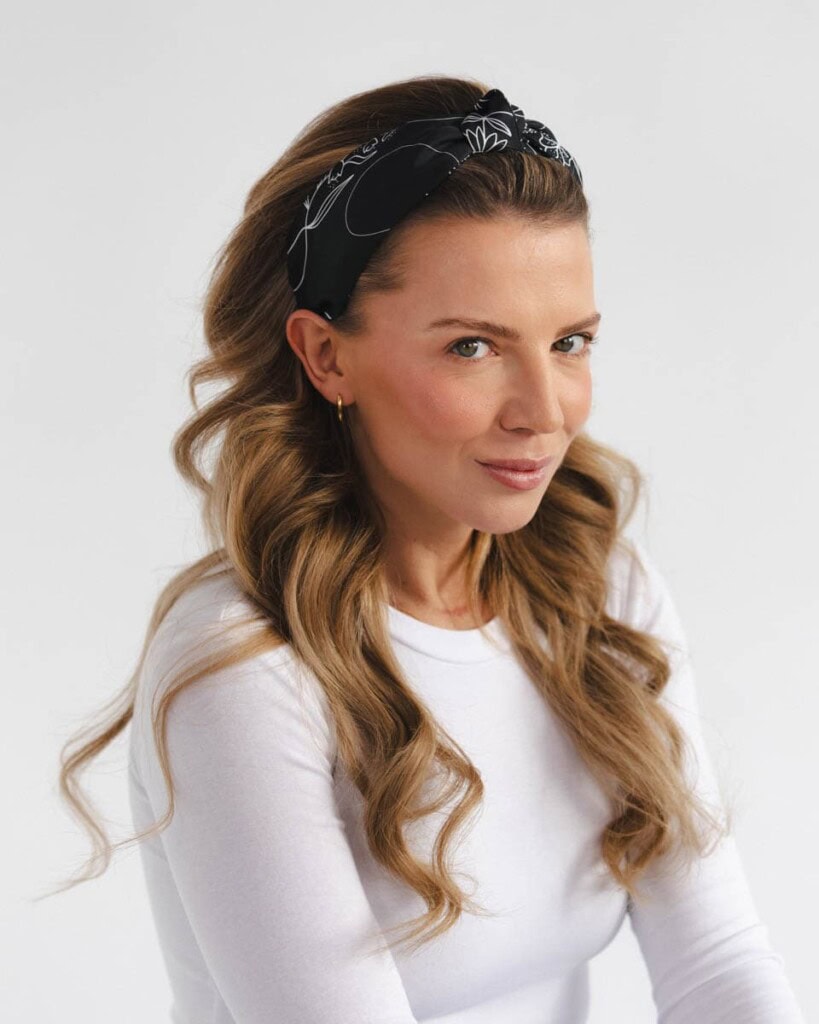 jedwabna opaska do wlosow z supelkiem feminimal czarna spadiora 1