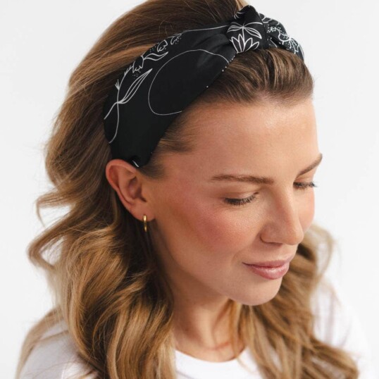 jedwabna opaska do wlosow z supelkiem feminimal czarna spadiora 2