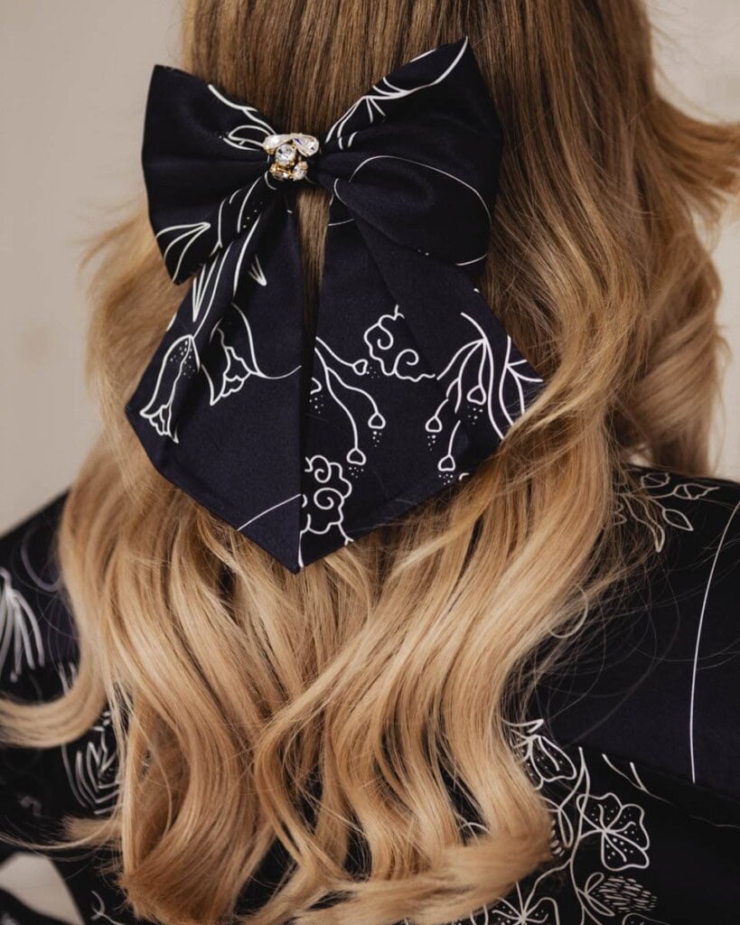 jedwabna kokarda do wlosow rica feminimal czarna spadiora 1