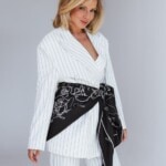 chusta welniano jedwabna dwustronna feminimal czarna spadiora 3