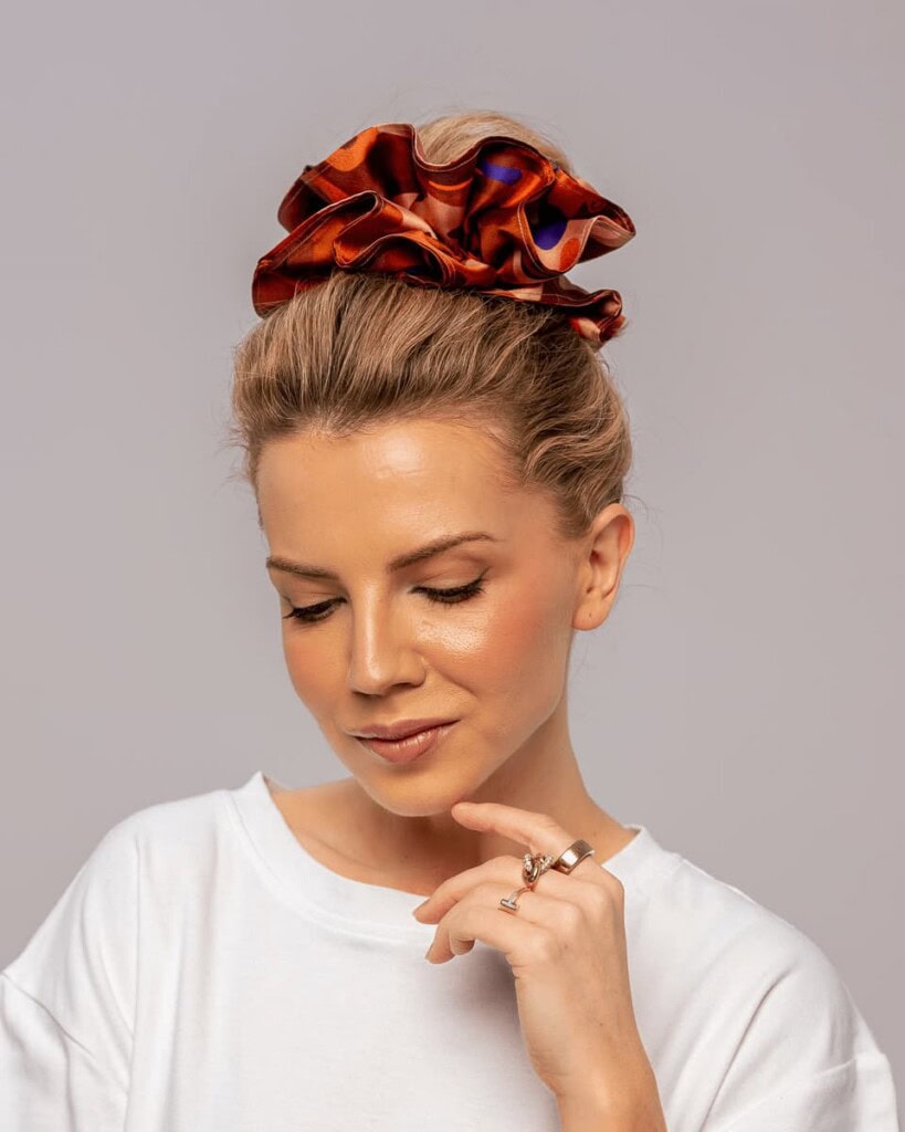jedwabna gumka scrunchie ornamilo zywioly spadiora 1