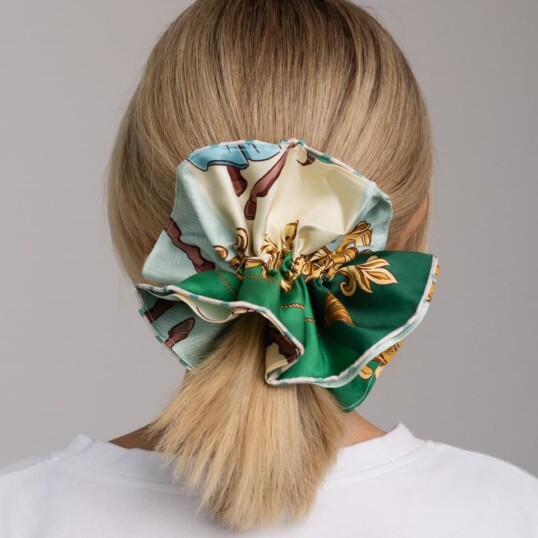 jedwabna gumka scrunchie ornamilo karuzela butelkowa zielen spadiora