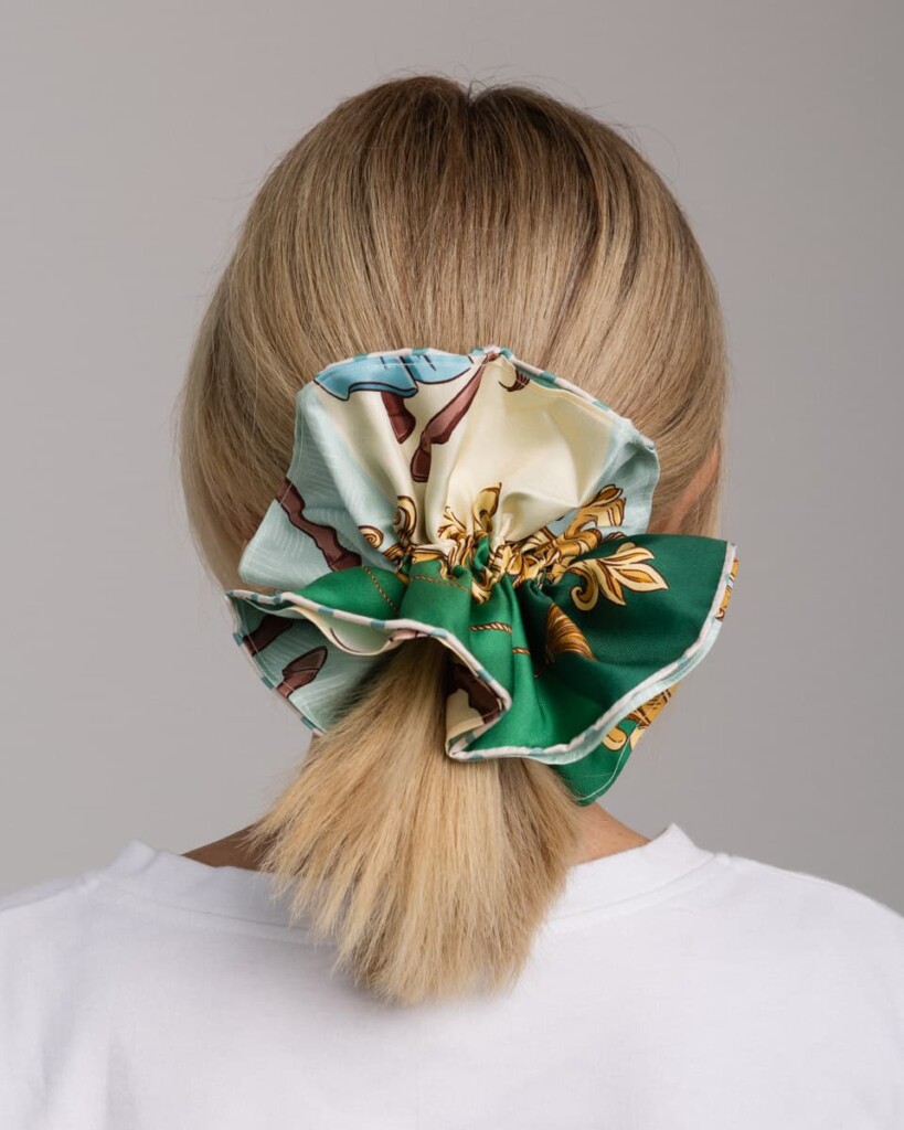jedwabna gumka scrunchie ornamilo karuzela butelkowa zielen spadiora