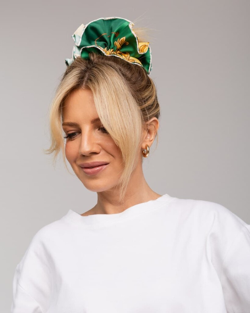 jedwabna gumka scrunchie ornamilo karuzela butelkowa zielen spadiora 2