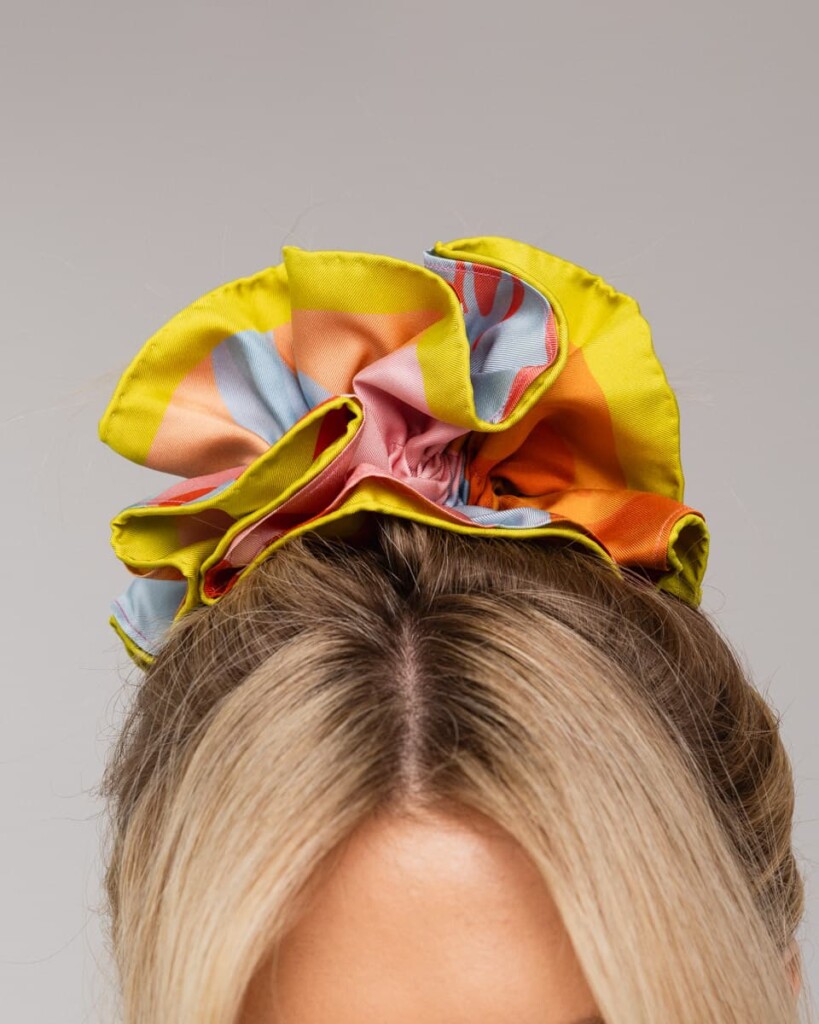 jedwabna gumka scrunchie ornamilo self love first spadiora 3
