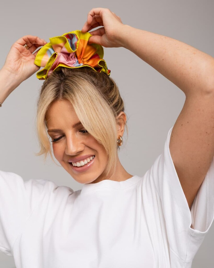 jedwabna gumka scrunchie ornamilo self love first spadiora 5